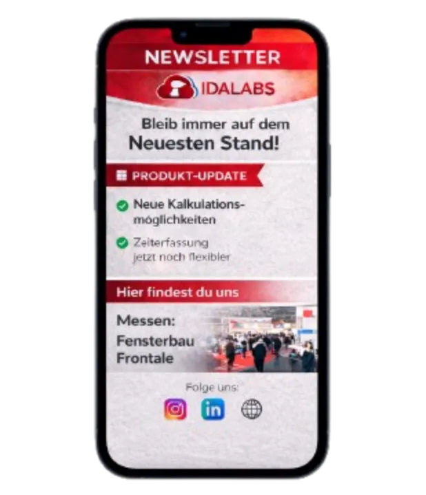 Ein junger Mann in weißem Hemd sitzt auf einem Schreibtischstuhl vor seinem Computer. Er schaut lächelnd auf den Bildschirm.