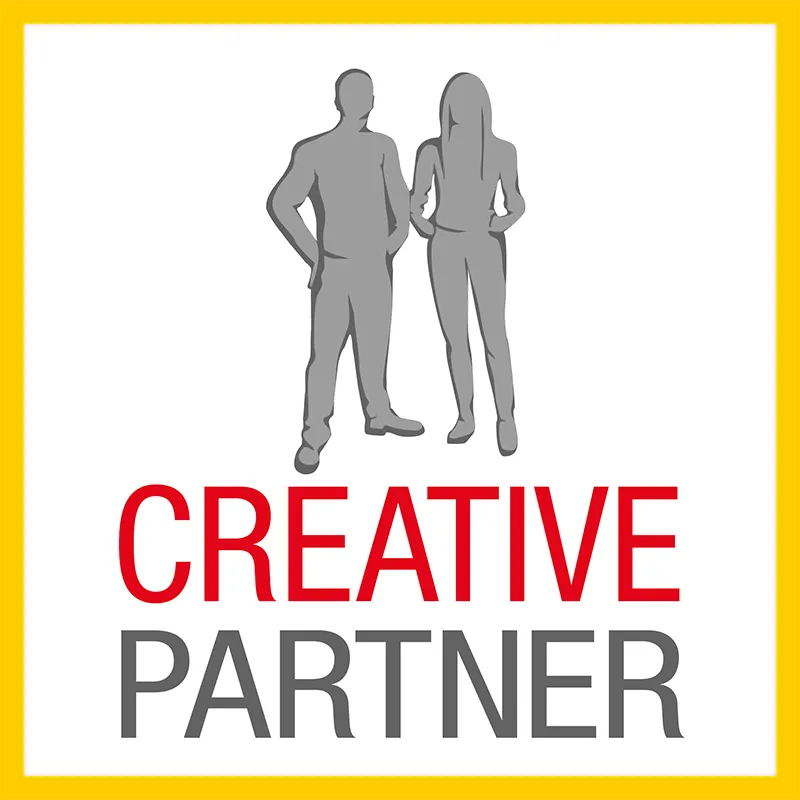 Logo von Creative Partner, ein gezeichneter Mann und eine gezeichnete Frau stehen über dem in rot und grau geschriebenen Schriftzug „Creative Partner“